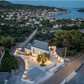 4 bedroom villa with heated pool and sea view in Vinišće, sleeps 8
